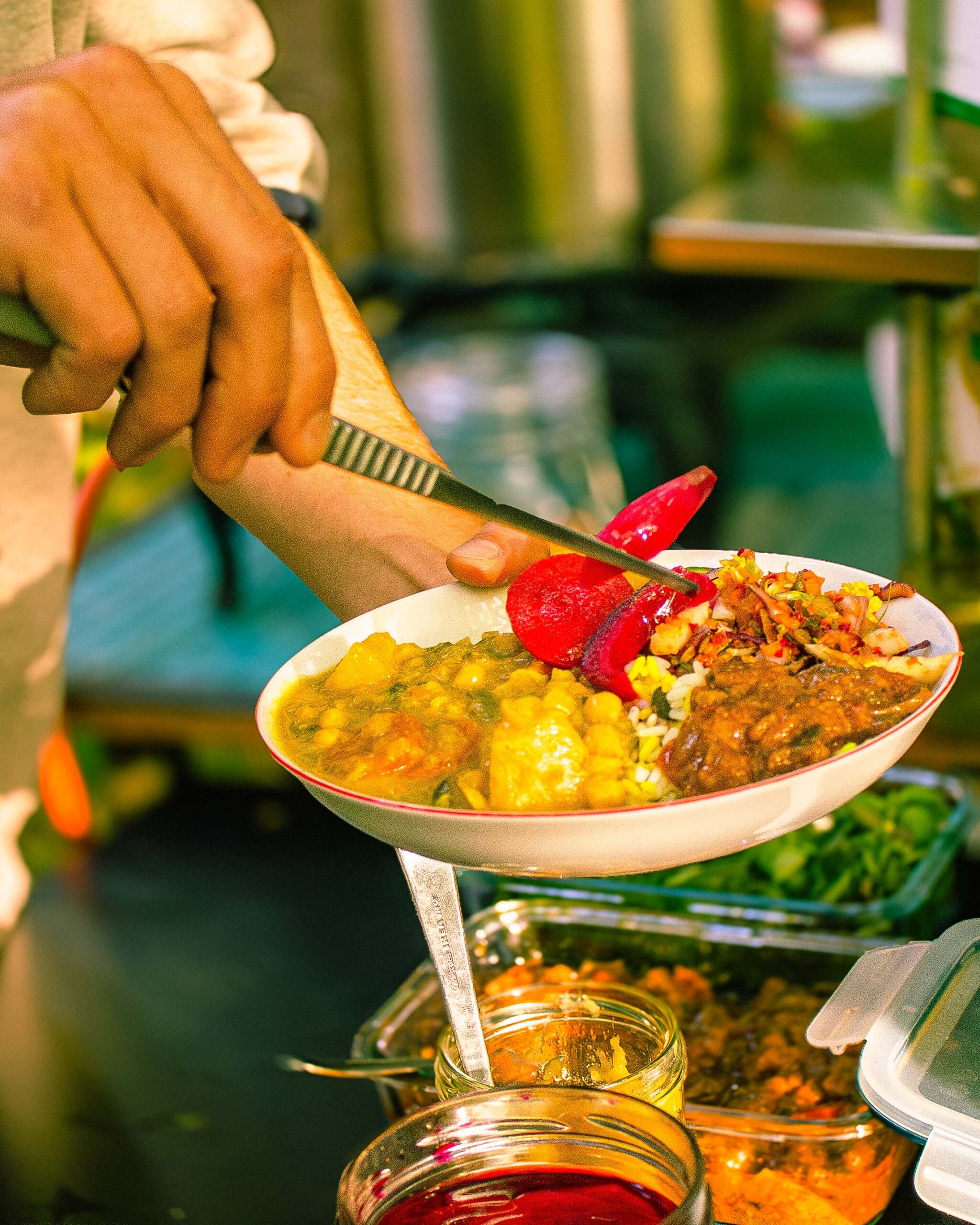 Une assiette colorée de curry et betteraves servie par L'Unique Livraison lors d'un événement au Parc des Cropettes.